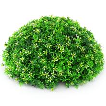 Umělá koule z krušpánu s bílými květy, průměr 35 cm.