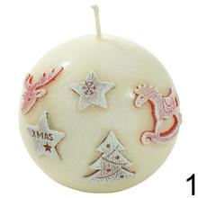 Vianočná sviečka HAPPY XMAS v sivých a ecru farbách s motívom hviezd a stromčekov.