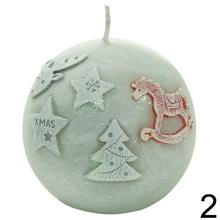 Vianočná sviečka HAPPY XMAS v sivých a ecru farbách s motívom hviezd a stromčekov.