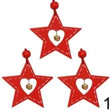 Sada červených drevených závesov v tvare srdca a hviezdy.