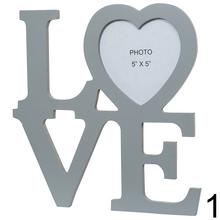 Fotorámik s nápisom LOVE v šedej farbe.