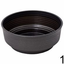 Misa prostá z umelej hmoty, priemer 18 cm, výška 7,3 cm, dostupná v rôznych farbách.