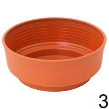Misa prostá z umelej hmoty, priemer 18 cm, výška 7,3 cm, dostupná v rôznych farbách.