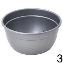 Misa na kvety s rôznymi farbami.