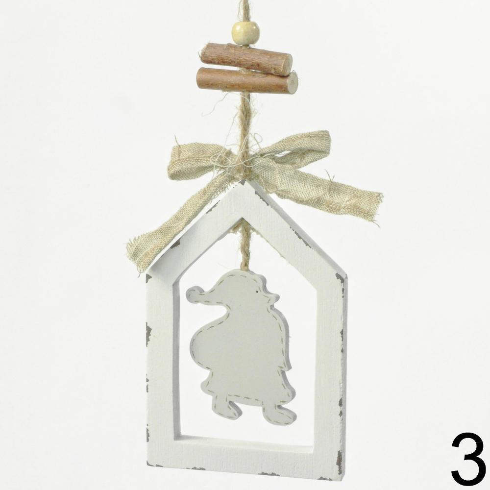 Bílá dřevěná závěsná dekorace ve tvaru domečku s mixem vzorů.