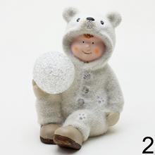 Dve deti v zimných oblekoch s LED guľou.