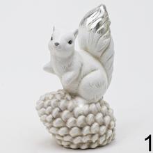 Veverička zasnežená z keramického materiálu.