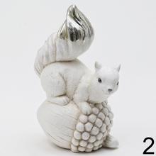 Veverička zasnežená z keramického materiálu.