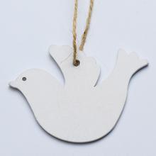 ZÁVĚS HOLUB BÍLÝ DŘEVO S / 10 7X5X0,3CM - Zvířatká celoroční | FLORASYSTEM