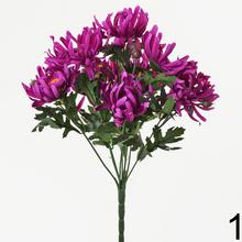 Kytica chryzantém v mixe farieb lila, krémová a purpurová.