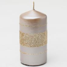 Vianočná sviečka s metalickými pruhmi v šampanskom odtieni.