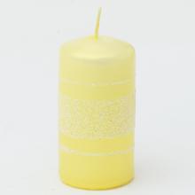 Žltá vianočná sviečka s metalickými pruhmi.