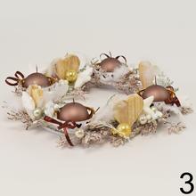 Vianočné aranžmá so sviečkami a dekoráciami.