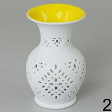 Žltá keramická aromalampa s vyrezávanými vzormi.