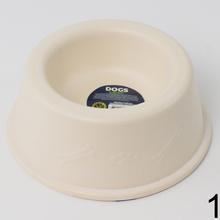 Bambusová miska pre psa v svetlej farbe.