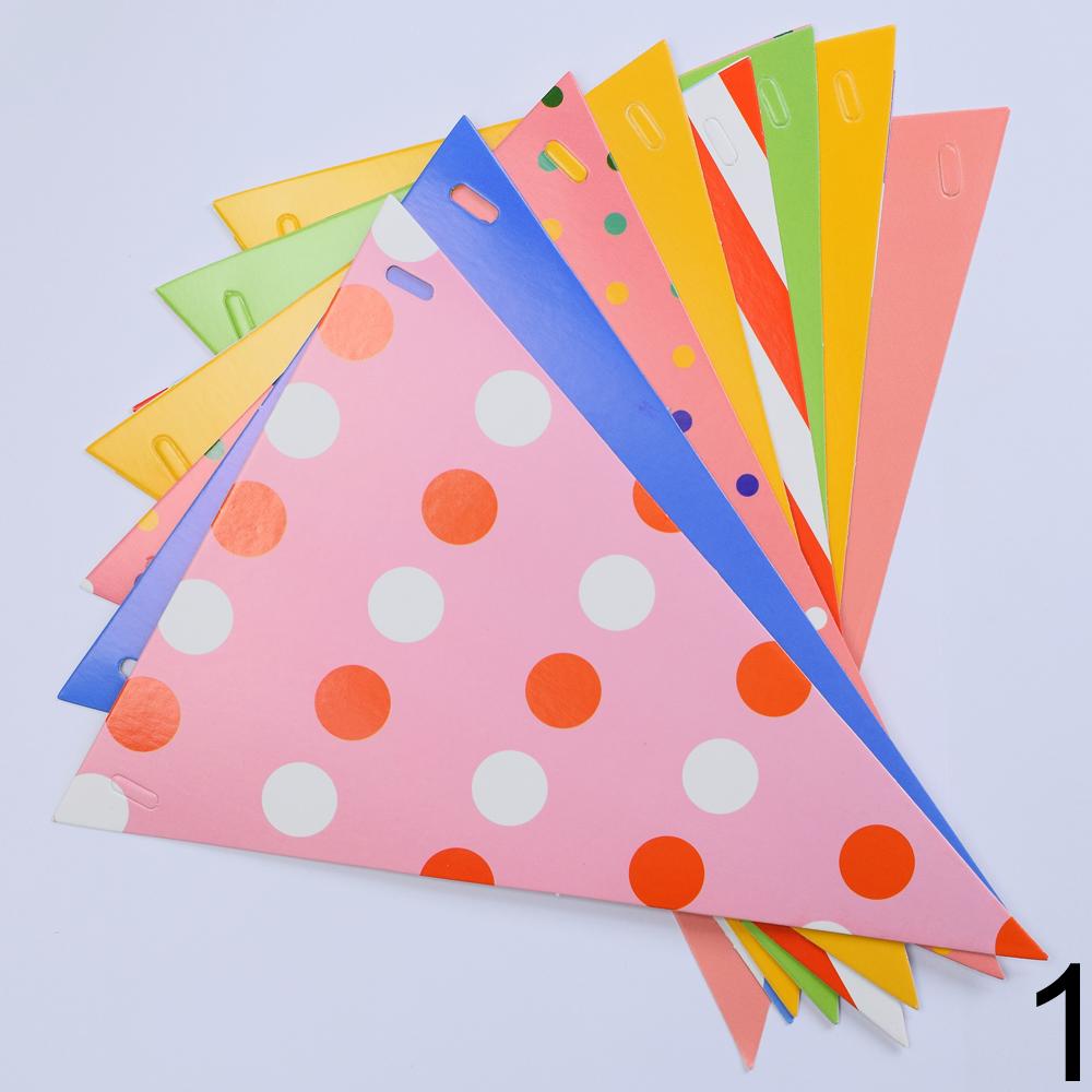 Náhodné narozeninové vlajky v mixu barev a vzorů.