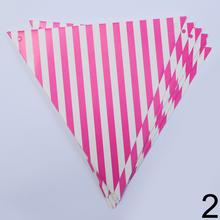 Náhodné narodeninové vlajky v mixe farieb a vzorov.