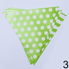 Náhodné narodeninové vlajky v mixe farieb a vzorov.