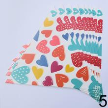 Náhodné narodeninové vlajky v mixe farieb a vzorov.