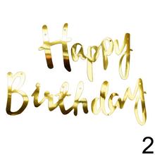 Zlaté narodeninové vlajky s nápisom Happy Birthday.