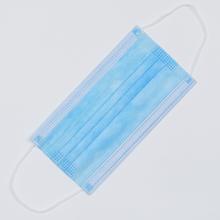 Jednorazové ochranné rúška v balení po 50 kusoch.