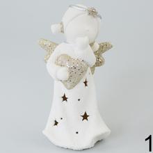 Dekoračný anjel s hviezdami a trblietkami.