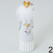 Dekoračný biely anjel s perím a srdiečkom.