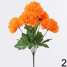 Kytica chryzantém mix s bielymi a oranžovými kvetmi.