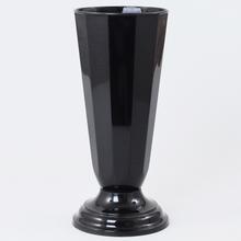 Biela hrobová váza s elegantným dizajnom.