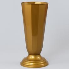 Biela hrobová váza s elegantným dizajnom.