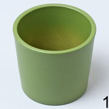 Sada keramických kvetináčov v žltej, fialovej a zelenej farbe.