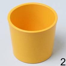 Sada keramických kvetináčov v žltej, fialovej a zelenej farbe.