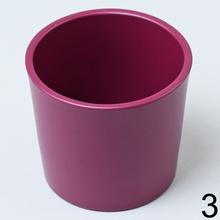 Sada keramických kvetináčov v žltej, fialovej a zelenej farbe.