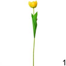 Umelé tulipány v rôznych farbách.