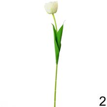 Umelé tulipány v rôznych farbách.