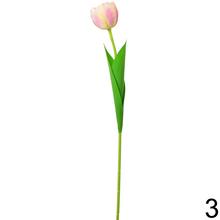 Umelé tulipány v rôznych farbách.