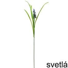 Umelé kvety muscari s modrými kvetmi a zelenými listami.