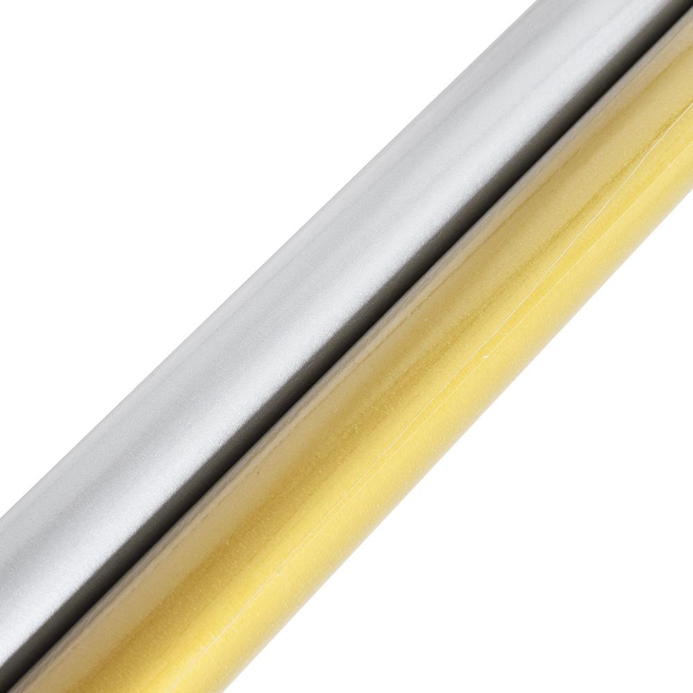 Vánoční balicí papír ve stříbrné a zlaté barvě.