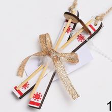 Drevené lyže na zavesenie s ozdobami