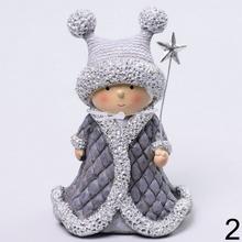 Dve deti v šedých kostýmoch s paličkami a čiapkami.