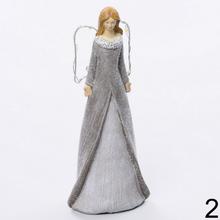 Vianočný anjel s LED krídlami v striebornej farbe.