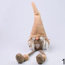 Hnedí škrati sediaci s dlhými klobúkmi.