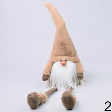 Hnedí škrati sediaci s dlhými klobúkmi.