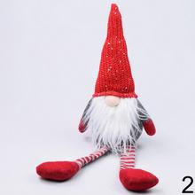 Vianočné dekorácie - textilní trólovia s červenými čiapkami.