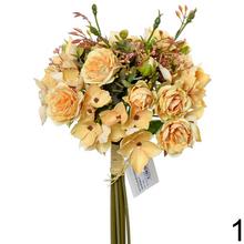 Kytica umelých kvetov s ružami a hortenziami.