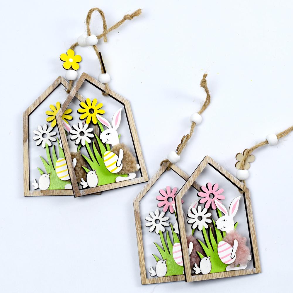 Závěsný domeček s králíkem a květinami, dřevěný, mix barev.