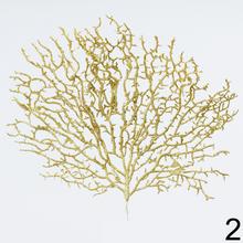 Zlatý glitter konár s umelými kvetmi, 42 cm.