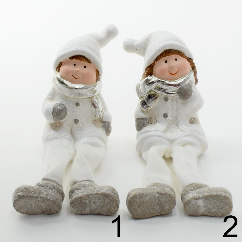 Dvě sněhové postavičky sedící v zimních oblečcích.