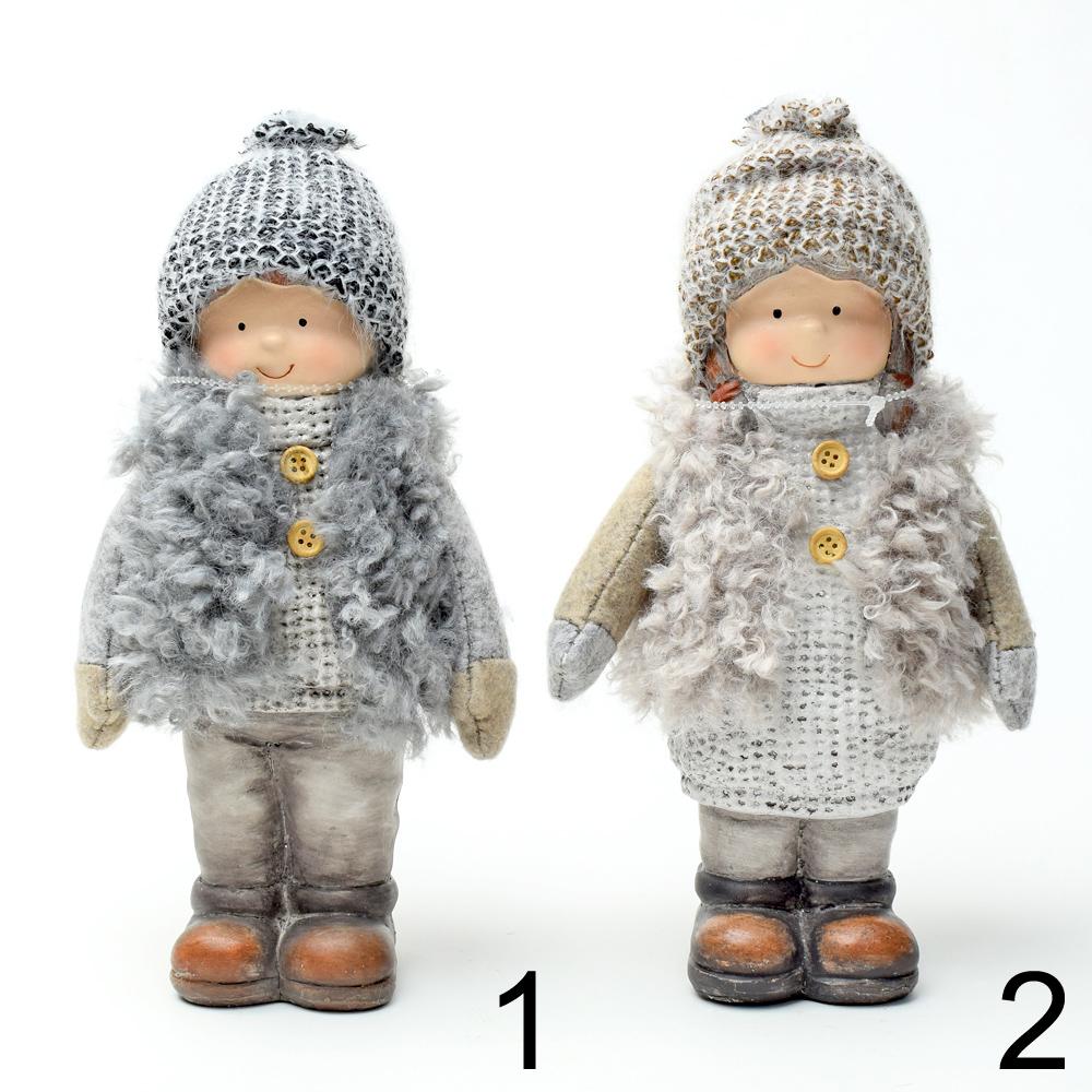 Dva vánoční dekorativní panáčci v zimním oblečení.