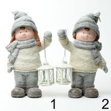 Dve deti s lampášom, zimná dekorácia.